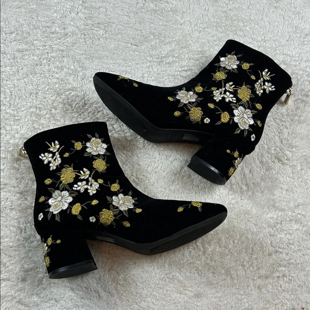 Forever 21 black floral embroidered booties, size‎ 8